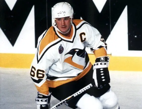 Pittsburgh Penguins, By Tony McCune - Flickr: Mario Lemieux, Hall of Famer, CC BY 2.0, https://commons.wikimedia.org/w/index.php?curid=30300081