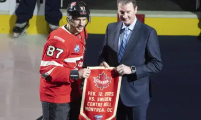 Pittsburgh Penguins, NHL trade rumors. Mario Lemieux and Sidney Crosby pose at Four Nations Face-Off