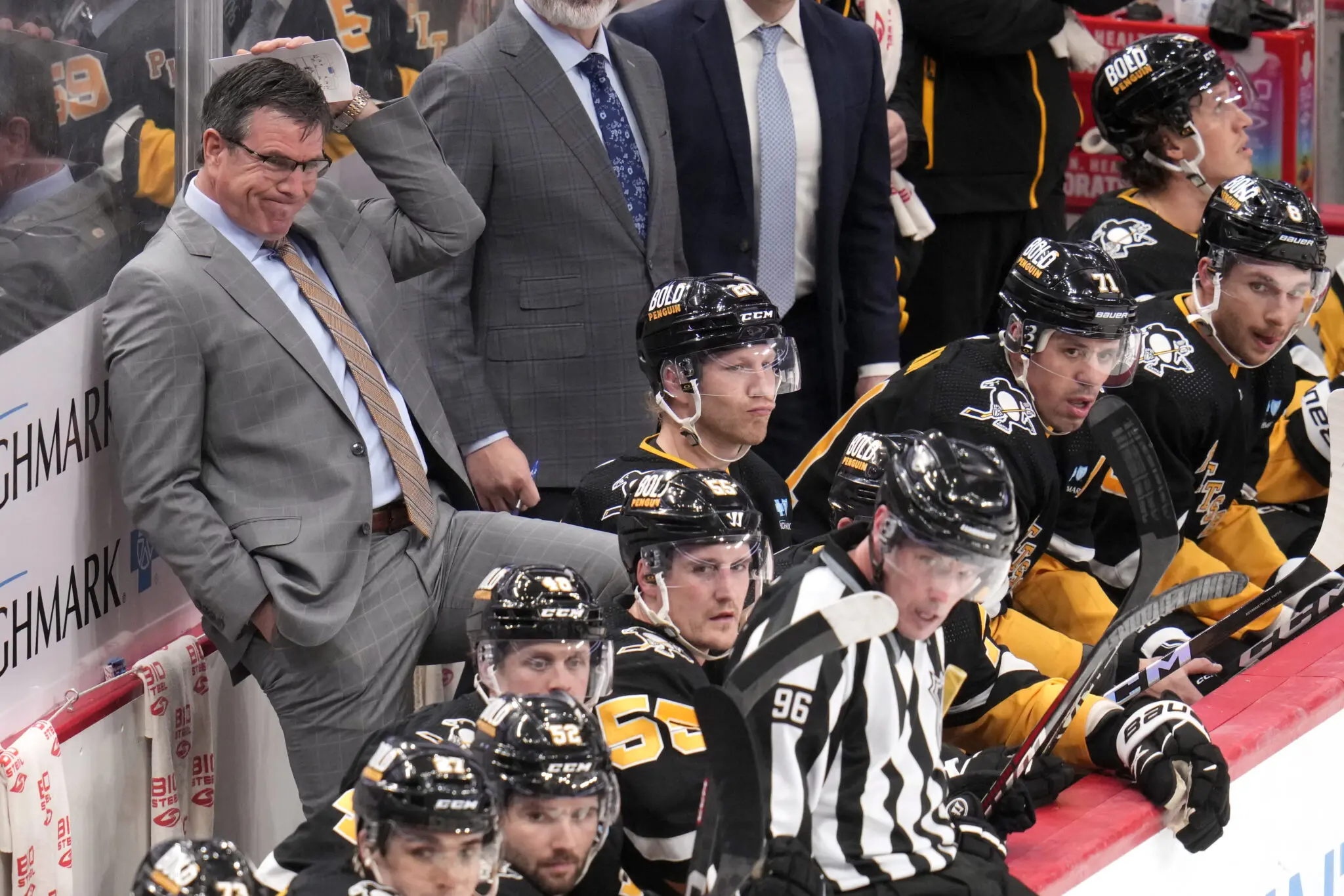 Mike Sullivan behind Penguins bench