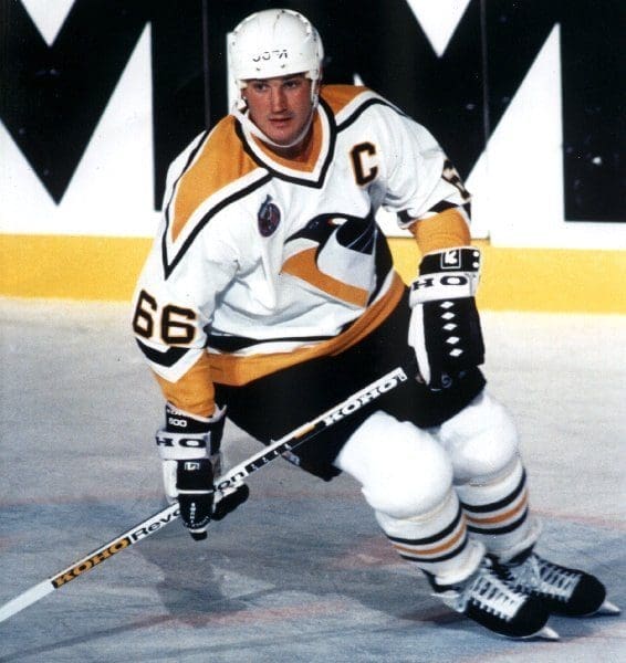 Pittsburgh Penguins, By Tony McCune - Flickr: Mario Lemieux, Hall of Famer, CC BY 2.0, https://commons.wikimedia.org/w/index.php?curid=30300081