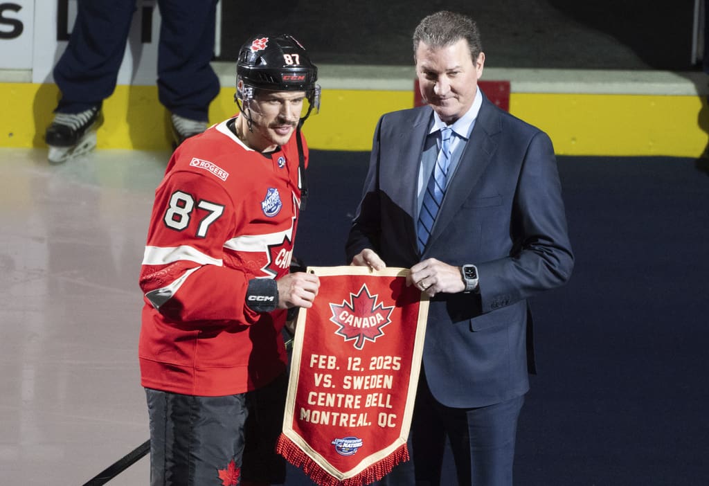 Pittsburgh Penguins, NHL trade rumors. Mario Lemieux and Sidney Crosby pose at Four Nations Face-Off
