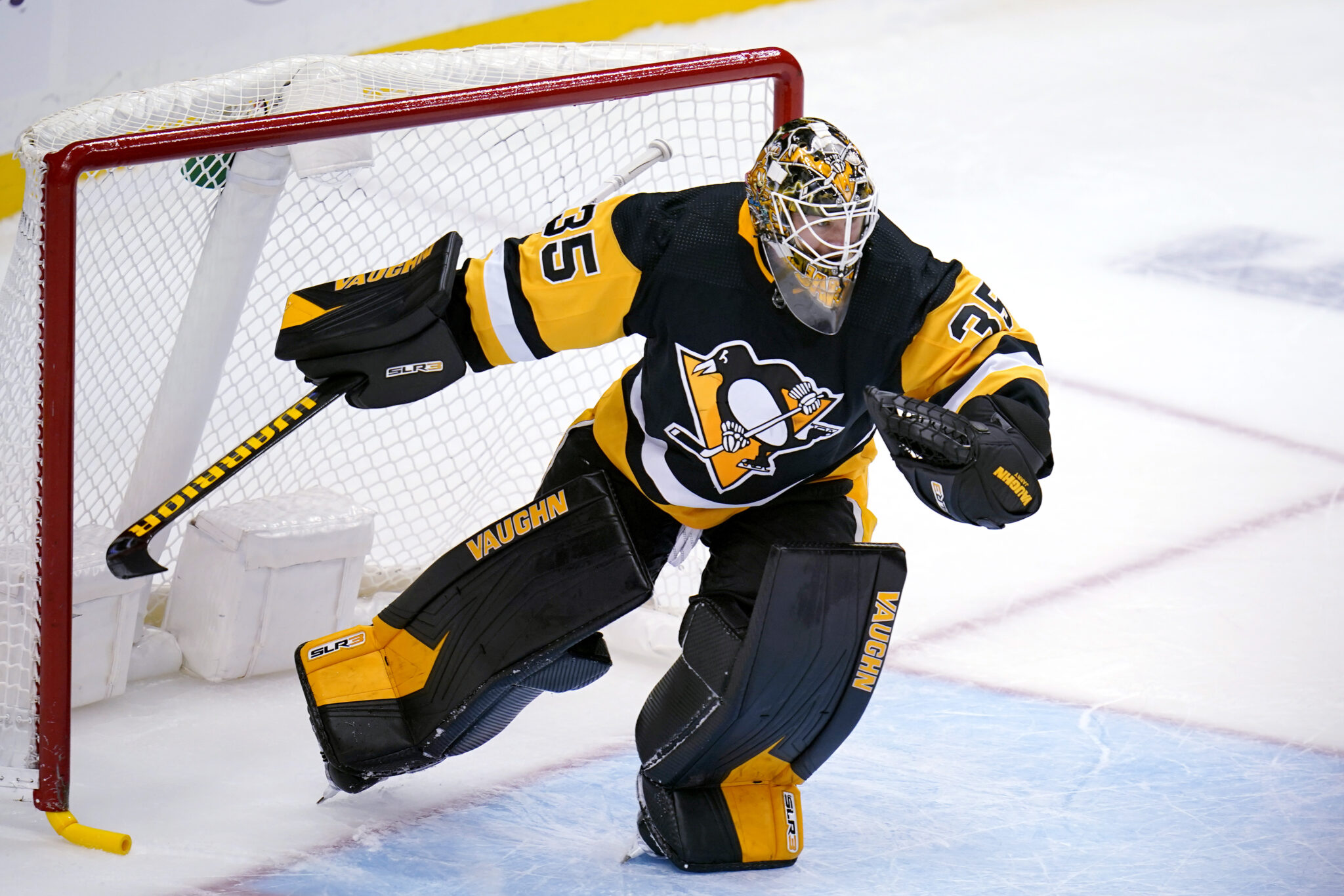 Penguins goalie prospect Tristan Jarry scores goal in AHL game